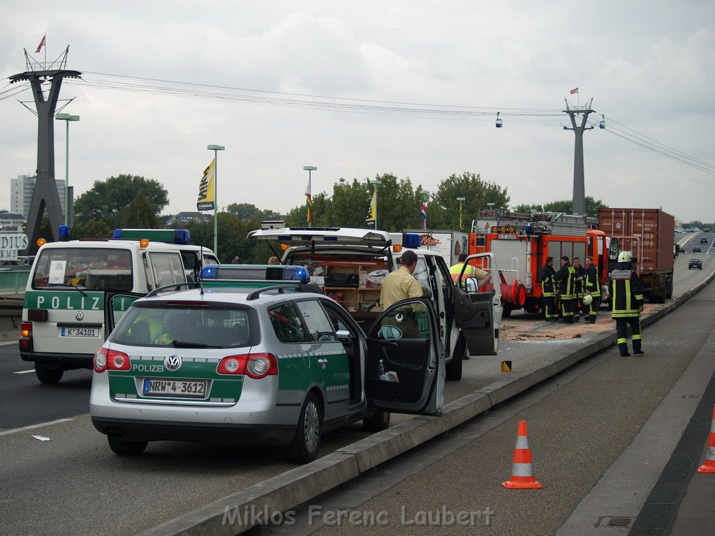 VU Transporter Lkw Zoobruecke Rich Koeln    P28.JPG